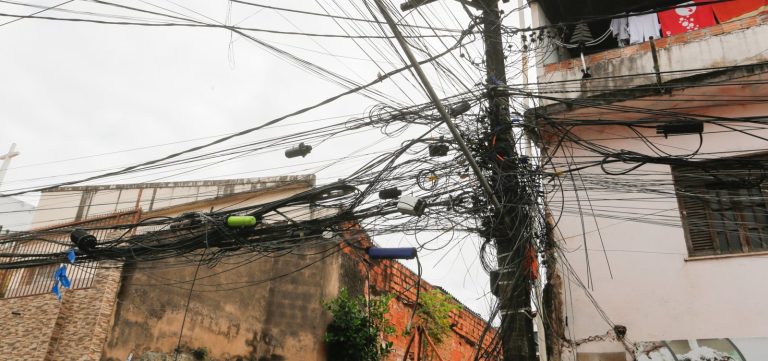 ‘Gatos’ nas contas de luz geram prejuízo de R$ 10,3 bilhões ao setor elétrico em 2024