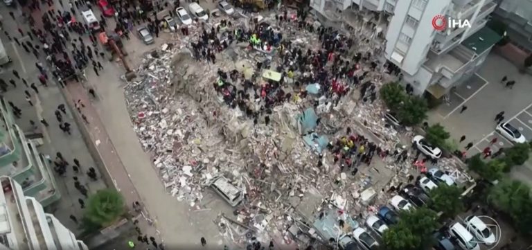 Homem-bomba explode em igreja e deixa dezenas de mortos e feridos
