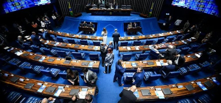 Senado vota projeto que prevê 30% de vagas para mulheres em estatais