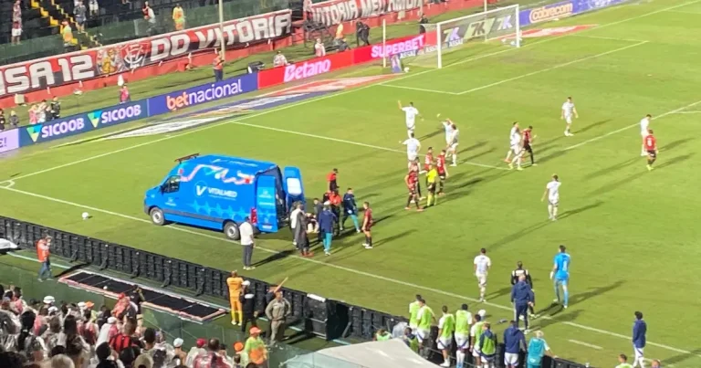Jamerson sofre entrada violenta e fratura perna contra o Cruzeiro