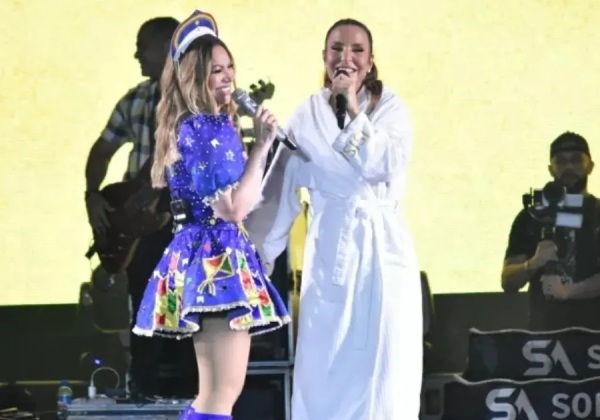 De roupão e chinelo, Ivete invade palco e canta com Solange Almeida em Caruaru