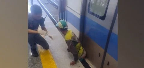 Passageiro fica preso entre trem e plataforma em metrô em Salvador