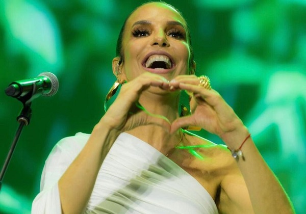 Ivete Sangalo celebra a fusão do axé com o forró no São João de Caruaru