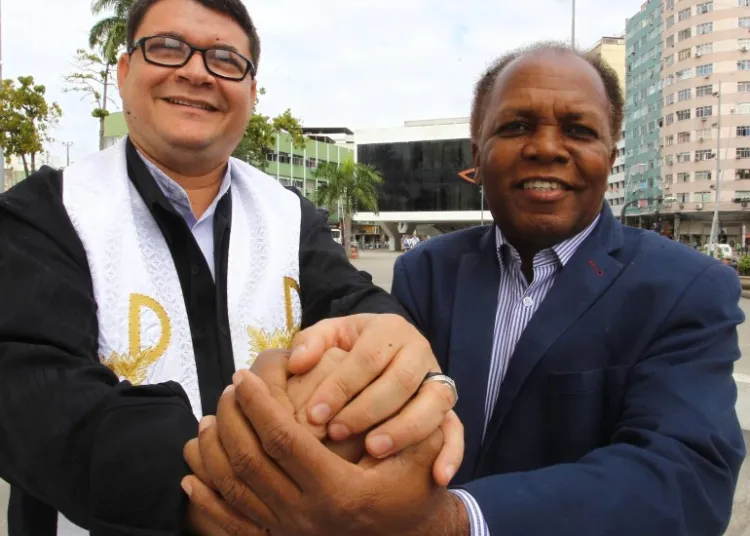 Brasil tem menor parcela de católicos da história; evangélicos batem recorde