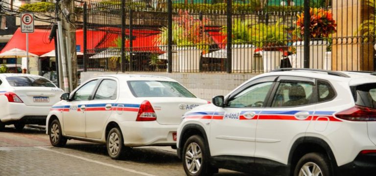 Governo anuncia isenção de taxa para taxistas e amplia validade de verificação dos taxímetros