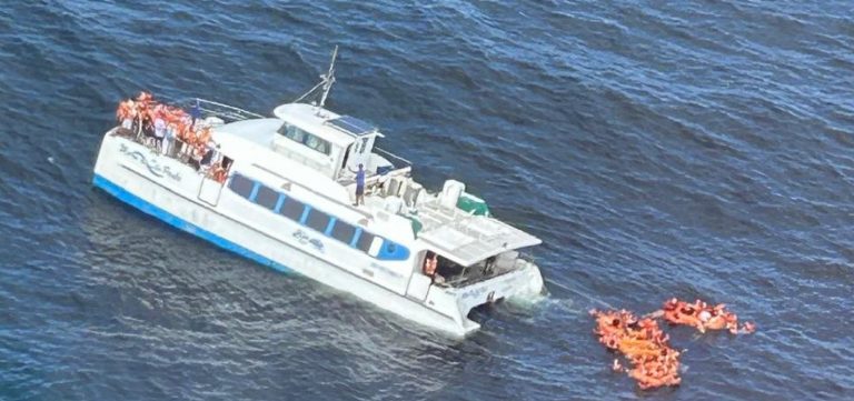 Catamarã com 121 passageiros fica à deriva após colisão na Baía de Todos-os-Santos