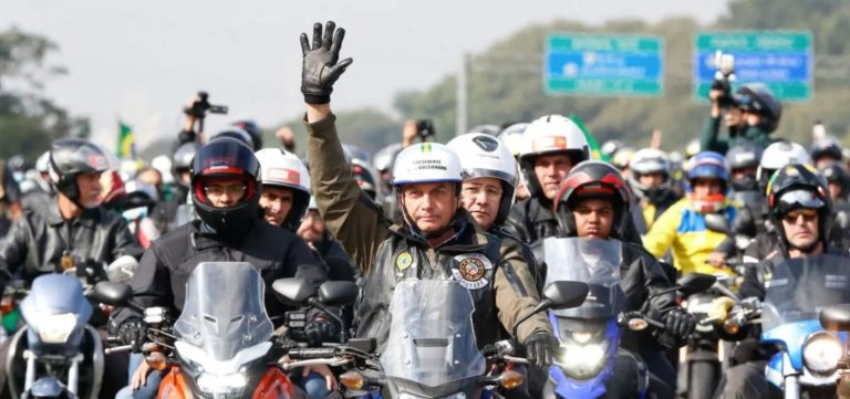 MPF arquiva inquérito sobre motociatas de Bolsonaro
