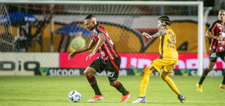 Vitória sofre gol nos acréscimos e empata com o Sport em pleno Barradão