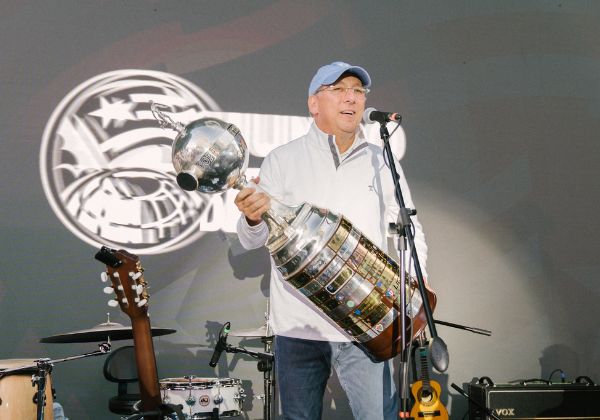 Dono da SAF do Botafogo, John Textor renuncia ao comando do Lyon