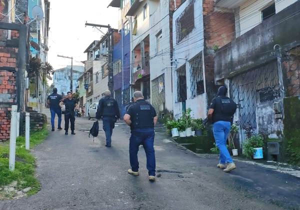Homens são presos por tráfico e posse ilegal de arma de fogo de uso restrito na Engomadeira