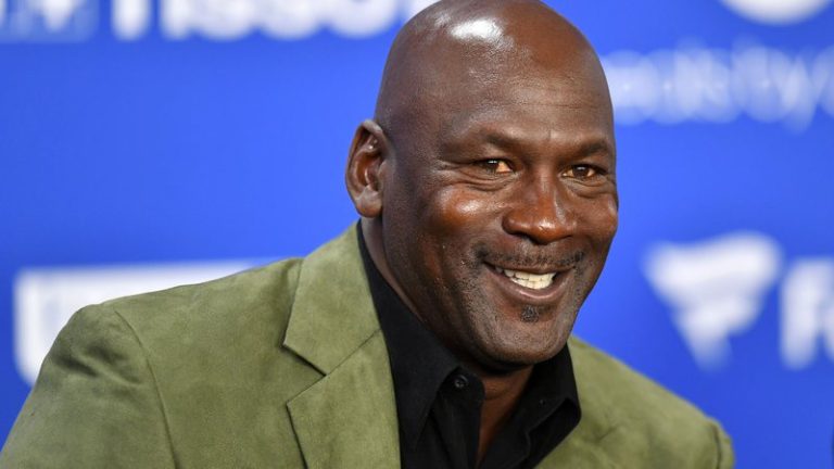 Astro do basquete, Michael Jordan surpreende e paga gorjeta astronômica a funcionários de restaurante; saiba quanto