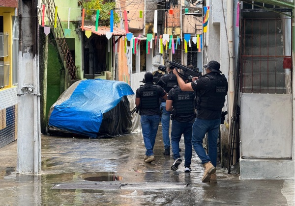 Polícia realiza ações para identificar e prender envolvidos em ataques contra agentes