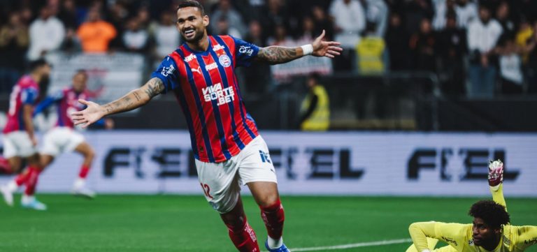 Fora de casa, Bahia bate o Corinthians e segue no G-4 do Brasileirão