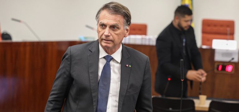 Jair e Eduardo Bolsonaro são indiciados por tentativa de obstrução de Justiça