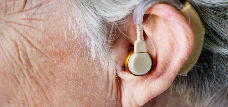 Uso de aparelhos auditivos reduz em 60% risco de demência, aponta estudo