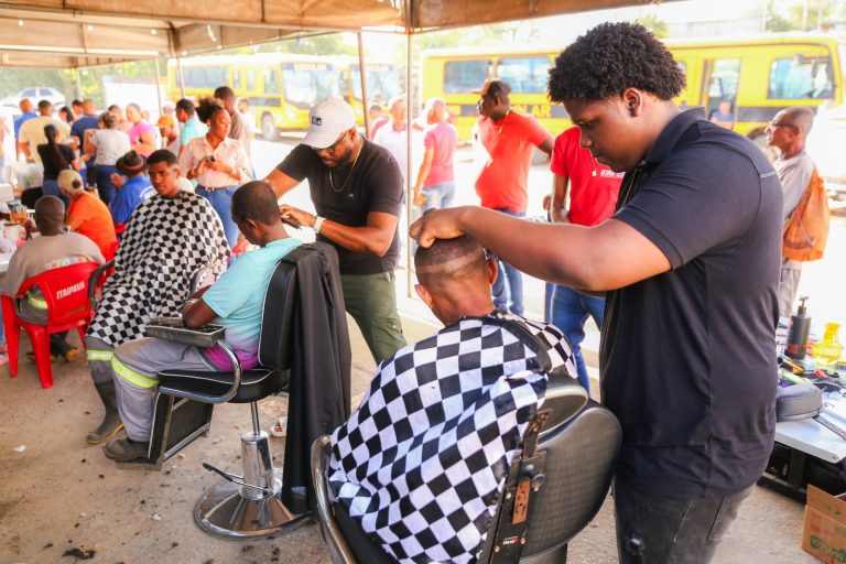 Candeias: Pais que atuam na limpeza urbana são homenageados com café da manhã e serviços de saúde