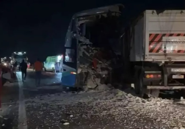 Acidente entre carreta e ônibus deixa 11 mortos no Mato Grosso