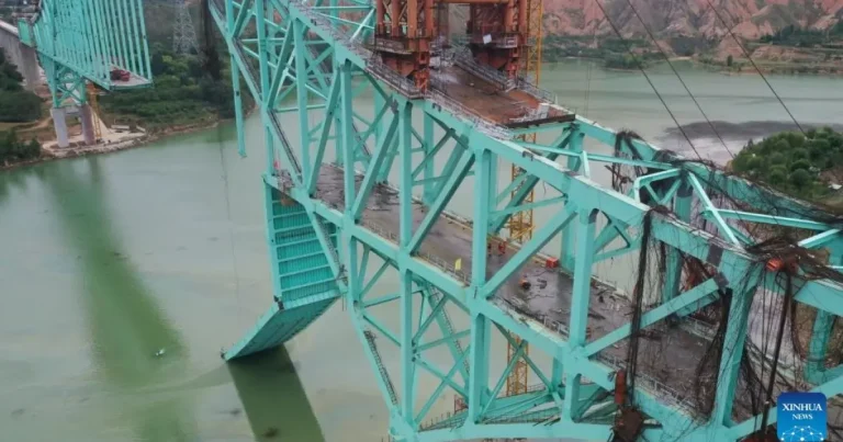 Colapso de ponte em construção na China deixa 10 mortos e 4 desaparecidos