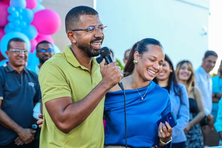 Candeias: Prefeitura entrega maternidade do hospital, quatro ambulâncias e uma Van TFD