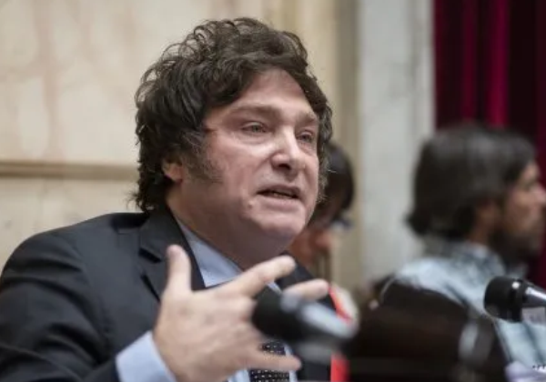 Milei deixa carreata às pressas após ataques em Lomas de Zamora