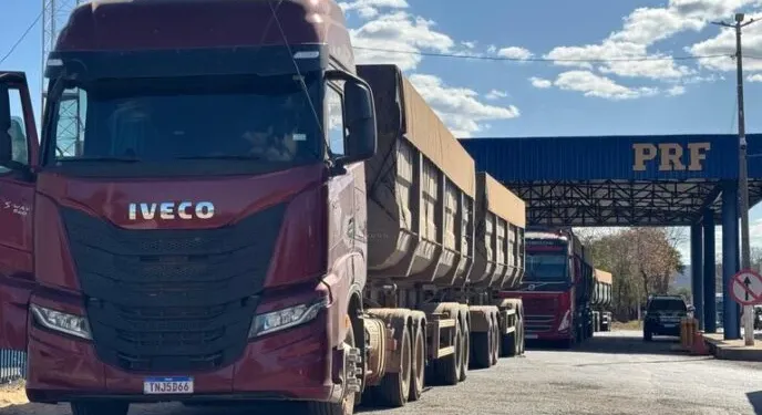 PRF flagra caminhões por excesso de peso e descumprimento do descanso obrigatório na Bahia