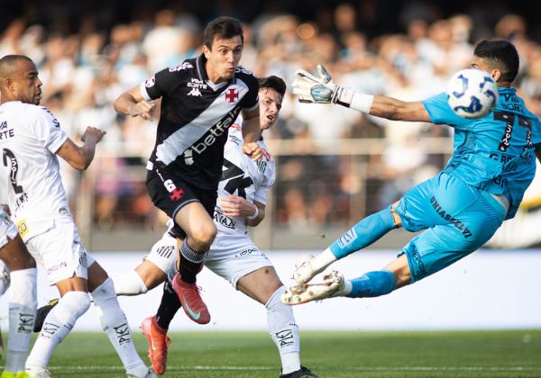 Com goleada sobre o Santos, Vasco empurra o Vitória para o Z-4