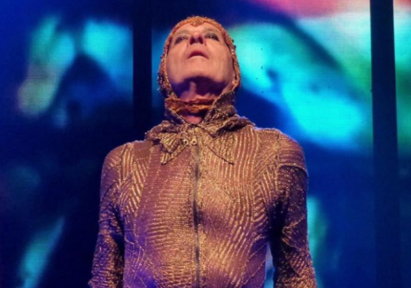 Com ingressos esgotados, Ney Matogrosso lota Concha Acústica