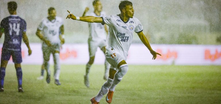 Bahia goleia o Confiança e coloca uma mão na taça da Copa do Nordeste