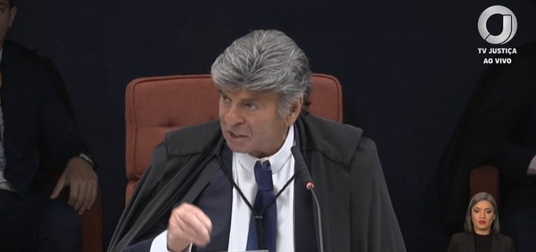 Fux vota por incompetência do STF em julgamento da trama golpista