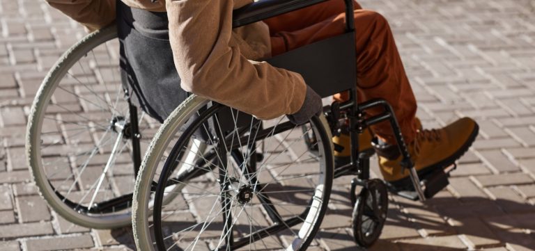 Medicamento brasileiro devolve movimento a pacientes com lesão na medula