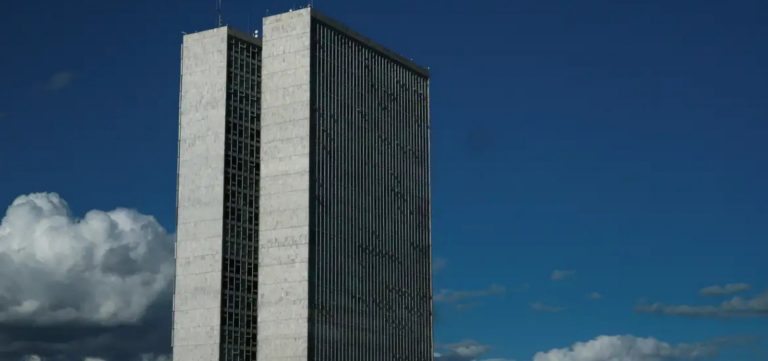 Câmara aprova urgência para projeto que libera mais recursos do Pré-Sal para saúde e educação