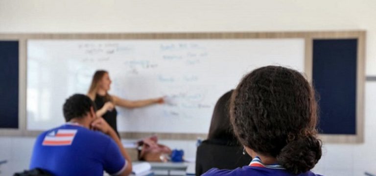 Governo do Estado anuncia pagamento de licenças-prêmio e abono para professores