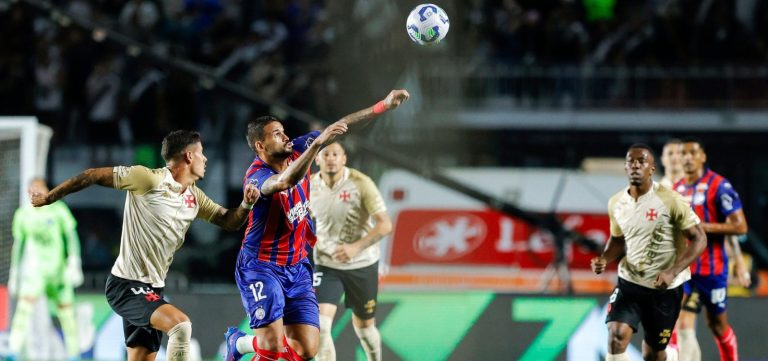 Bahia se complica com expulsão de Jean Lucas e perde de virada para o Vasco