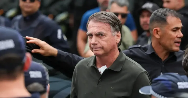 Moraes solicita relatório policial sobre retorno de Bolsonaro à prisão domiciliar após exames