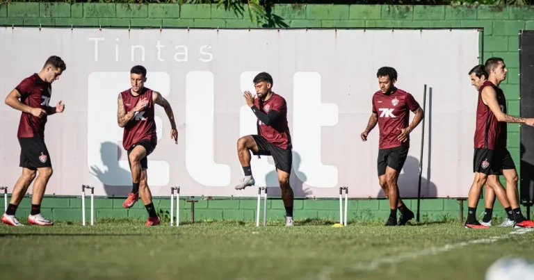 Sem entrar em campo desde o duelo contra o Atlético Mineiro, no dia 31 de agosto, o Vitória segue se preparando para encarar o Fortaleza, neste sábado (13), às 16h, no Castelão, pela 23ª rodada do Campeonato Brasileiro.      Com o lateral-direito Raúl Cáceres e o meia Romarinho recuperados de lesão e treinando normalmente, o Vitória também pode ter os reforços do lateral-direito Claudinho e do centroavante Renzo López, que iniciaram a transição física na última sexta-feira (5).      O treino desta segunda-feira (8) começou às 15h e os atletas foram divididos em dois grupos com 12 cada. O técnico Rodrigo Chagas promoveu atividades de rondo posicional, jogo de posse entre linhas e jogo competitivo com três com oito jogadores se alternando em campo reduzido.      O Leão volta a treinar nesta terça-feira (9), às 15h, no Centro de Treinamento Manoel Ponte Tanajura.      Na 17ª colocação do Brasileirão, o Vitória abre a zona de rebaixamento com 22 pontos, um a menos que Santos e Vasco. O Fortaleza o vice-lanterna com 15 pontos.