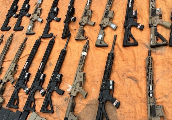 Arsenal de guerra com 22 fuzis é apreendido em Vila de Abrantes