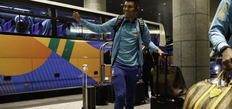 Seleção brasileira desembarca em Tóquio para amistoso contra o Japão