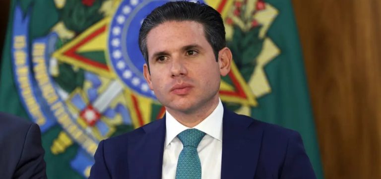 Motta chama de abuso cobrança de mala de mão por companhias aéreas