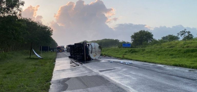 Trecho da BR-324 é interditado após caminhão-tanque derramar combustível na pista
