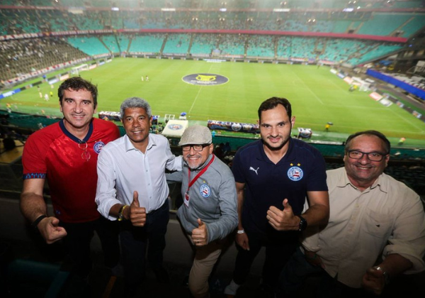 Jerônimo assiste à vitória do Bahia na Fonte Nova ao lado do CEO do City