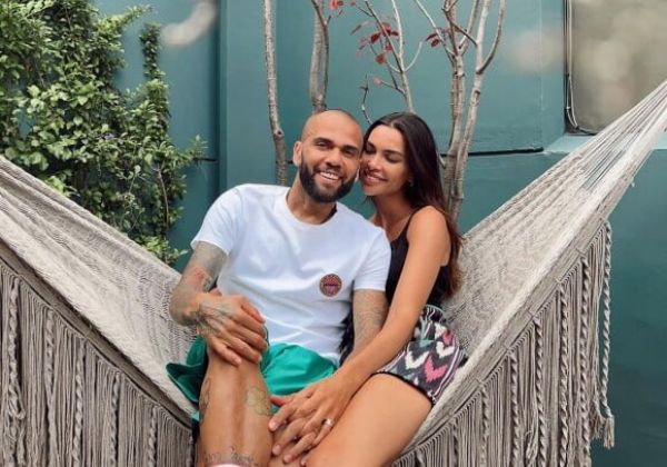 Esposa de Daniel Alves anuncia nascimento do primeiro filho: ‘Nos enchendo de amor’