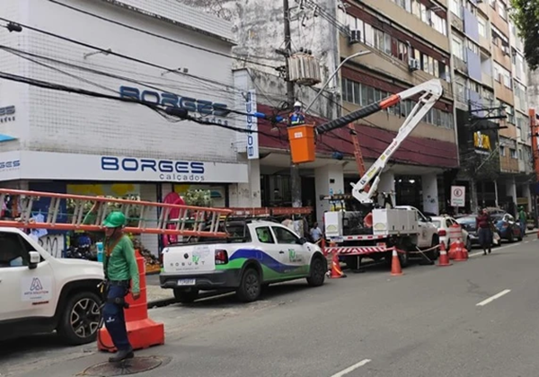 Cerca de 500 quilos de cabos ilegais são removidos de postes de bairro popular