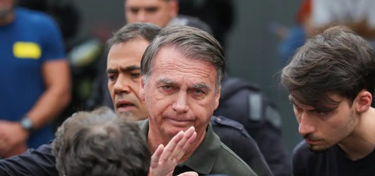Bolsonaro é preso preventivamente a pedido da PF