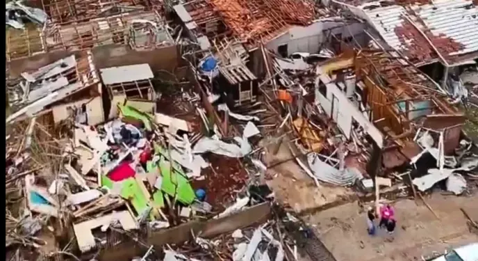 Tornado destruiu 90% de cidade no Paraná e causou 6 mortes