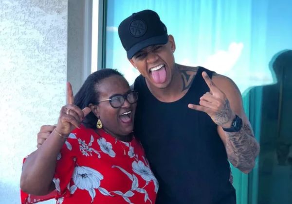 Leo Santana faz declaração emocionante para a mãe no aniversário de 71 anos