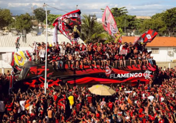 Torcida do Flamengo invade ônibus e vira festa com elenco antes da final