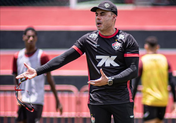 Vitória ensaia estratégia para enfrentar o Palmeiras; veja detalhes do treino