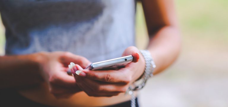 Violência digital atinge 8,8 milhões de brasileiras em um ano, aponta pesquisa