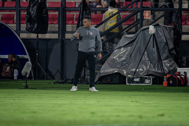 Ventura lamenta goleada, mas confia em permanência: ‘Vitória é para quem acredita’