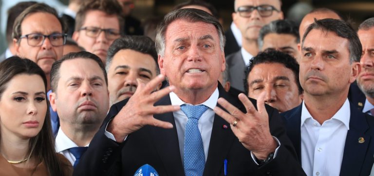 Bolsonaro recebe alta hospitalar e retorna à custódia da Polícia Federal